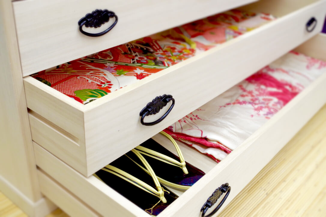 京都 宮崎家具【漆塗り小袖桐箪笥】生地張替え 【公式通販】