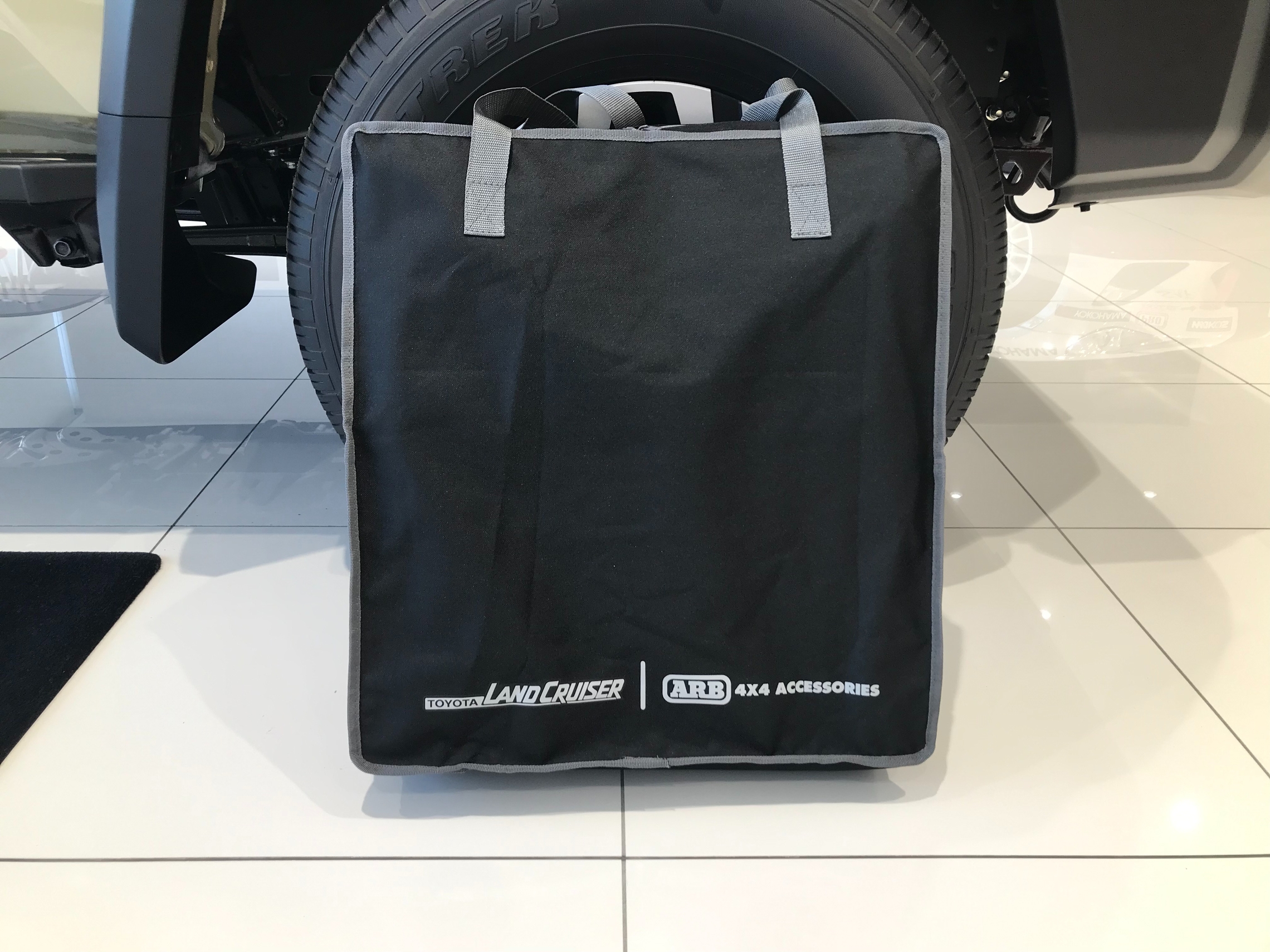 ARB社製ランクルロゴ入りキャンプチェア』発売開始しました！