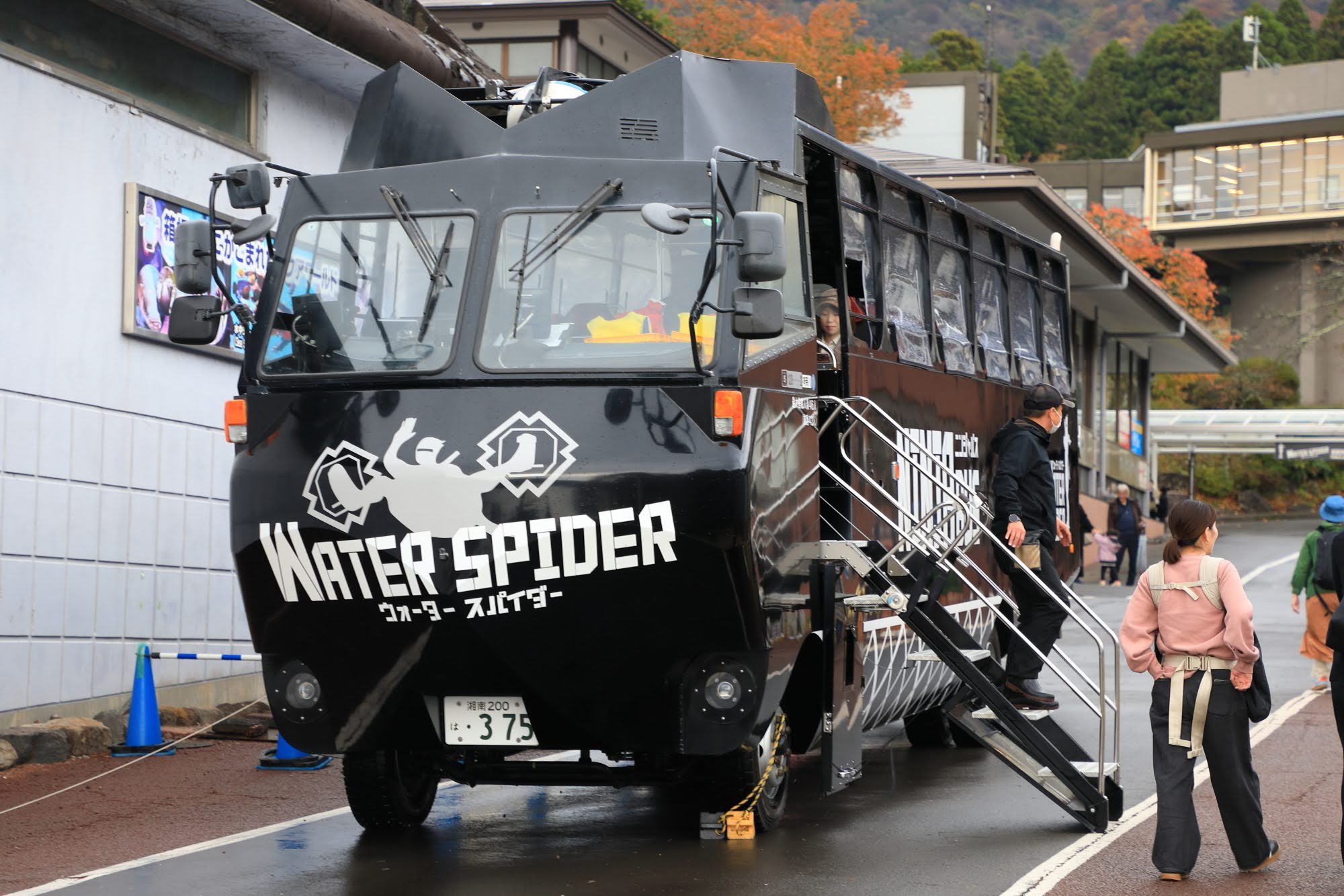 箱根・芦ノ湖「忍者バス」芦ノ湖の新アトラクション！水陸両用バスの
