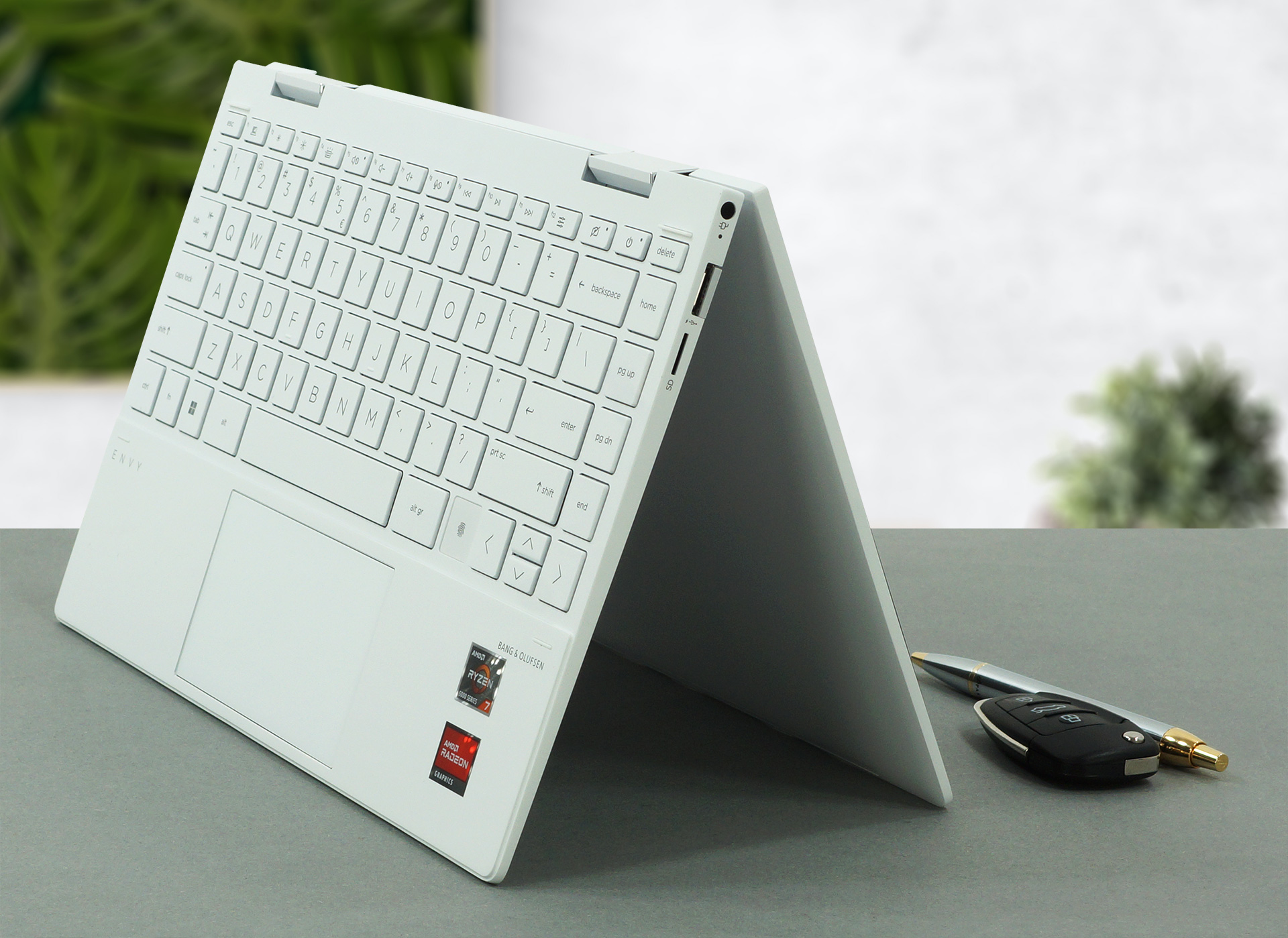 HP Envy x360 13 (13-ay1000)レビュー - ひねりの効いたAMDパワー