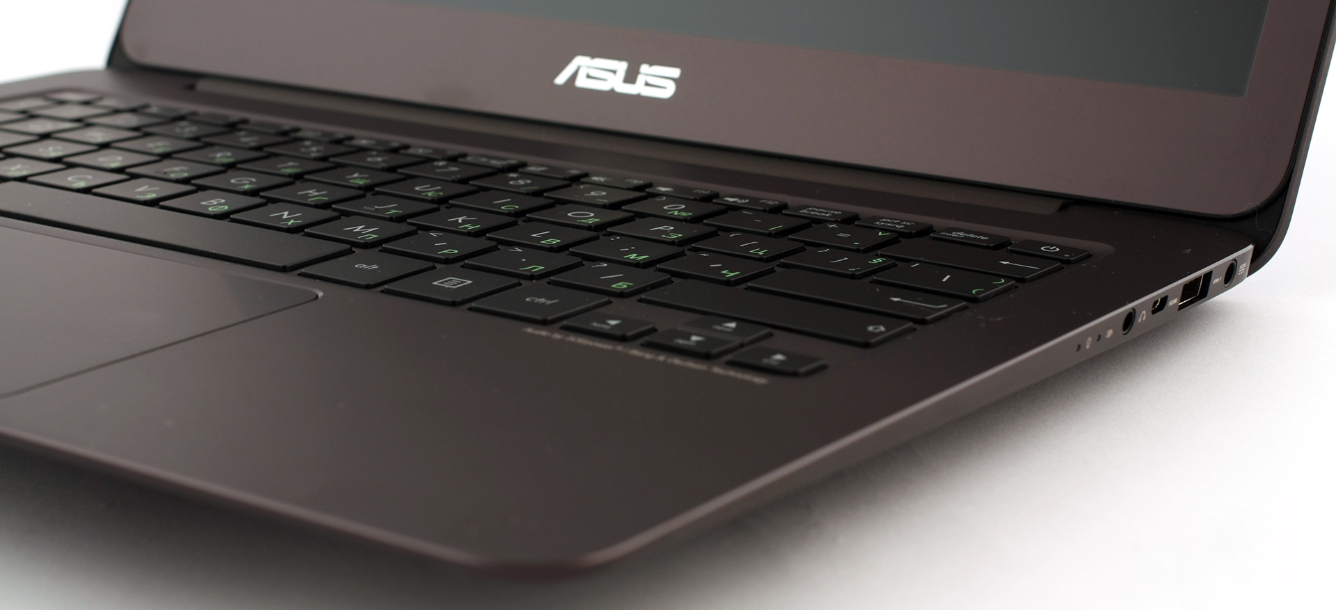 ASUS ZenBook UX305CA - スペック、テスト、価格 | LaptopMedia 日本