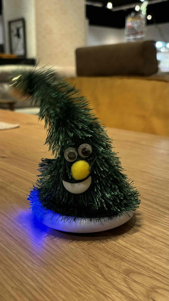 今年のクリスマスはツリーもサンタ帽も踊りだす。そしてスタッフも踊り