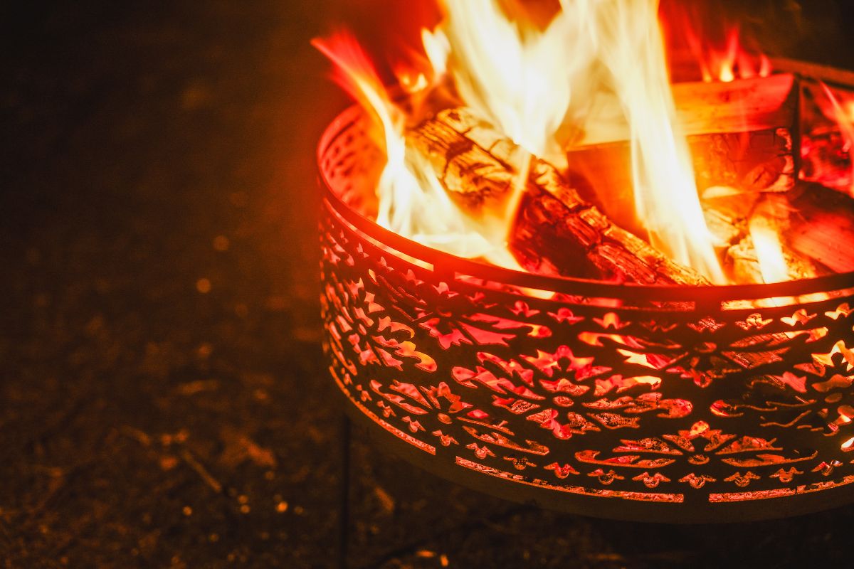 サンゾクマウンテン 焚き火台「悪tega」徹底レビュー！唯一無二の無骨