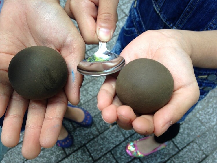 親子で夢中になるどろ団子づくり！ピカピカのどろ団子を作る手順や