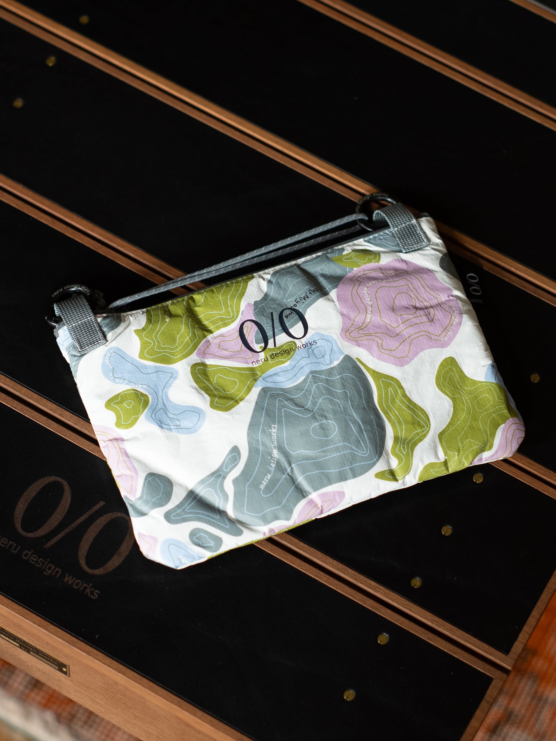 TOPOカモ サコッシュ – LOG