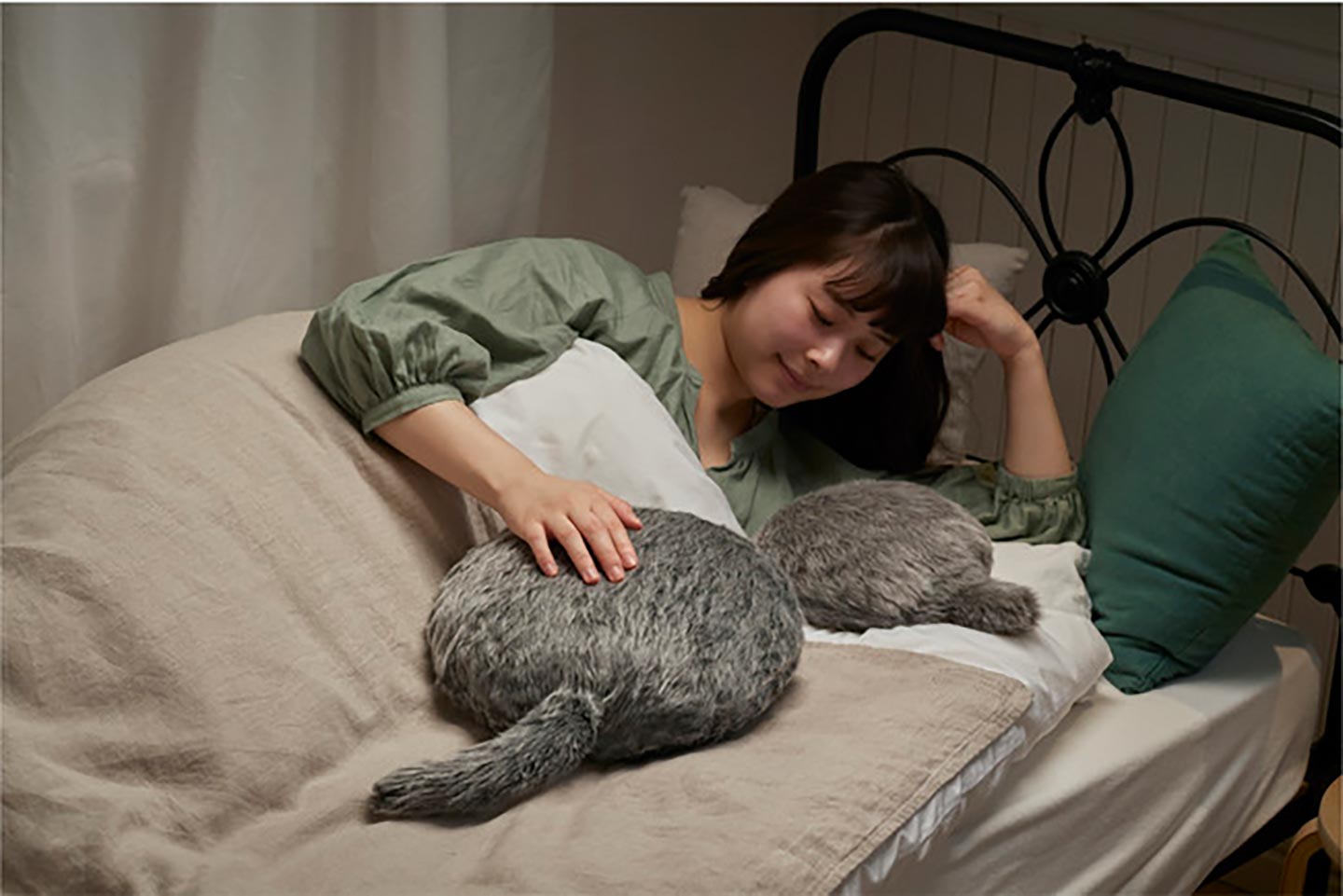 抱えるだけで“ほっとできる”テクノロジー。呼吸するクッション「fufuly