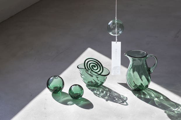 青森の海に漂っていた ガラス製浮玉が 涼感のあるインテリアに