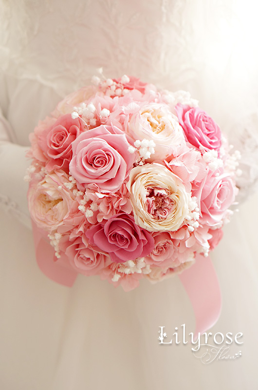 ピンクのバラとかすみ草のラウンドブーケ【プリザーブドフラワー】R-123