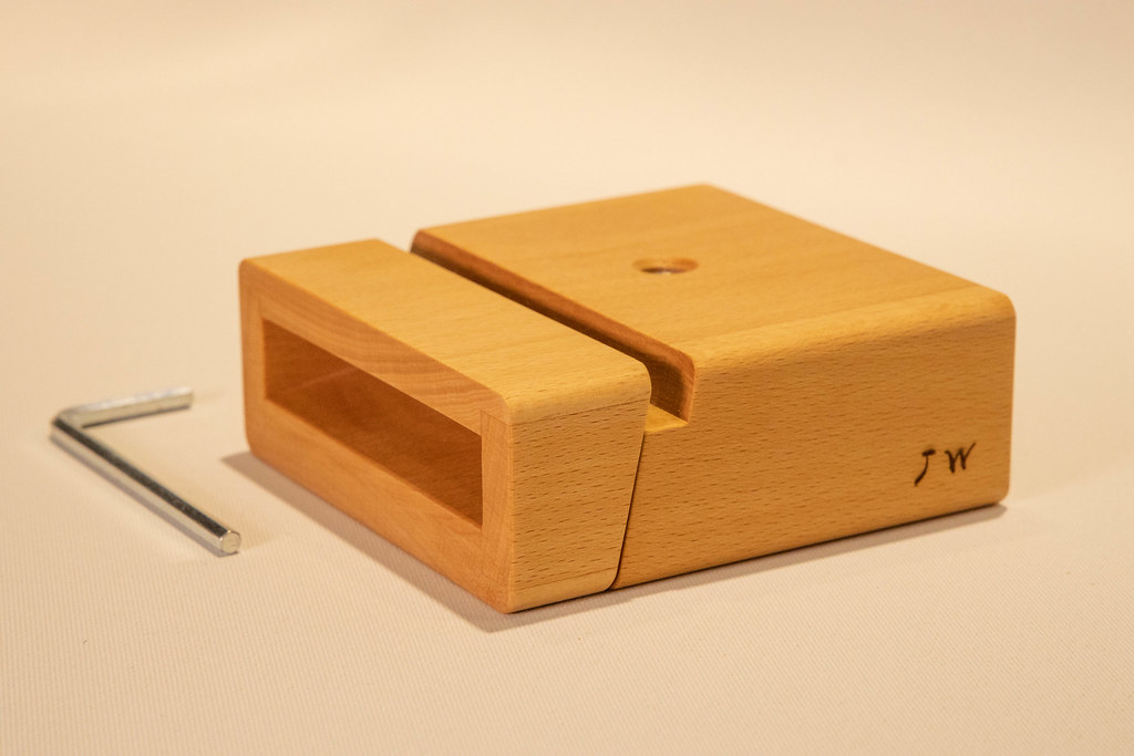 台湾 【Just Wood 非木不可】無垢材スマホ用スピーカー台 - 幅調整可能
