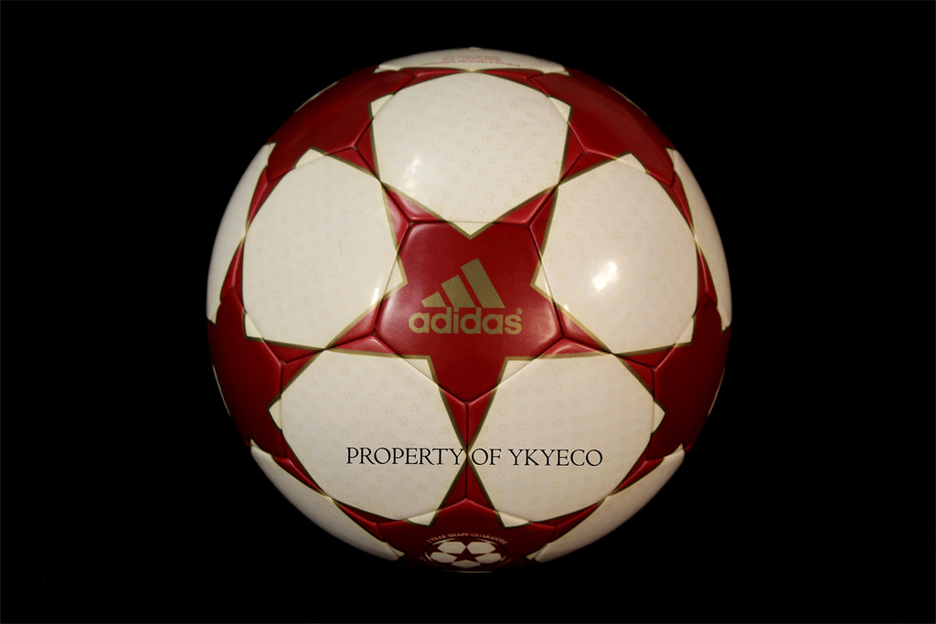 UEFA CHAMPIONS LEAGUE FINALE 4 2004-05 ADIDAS MATCH BALL 0… | Flickr