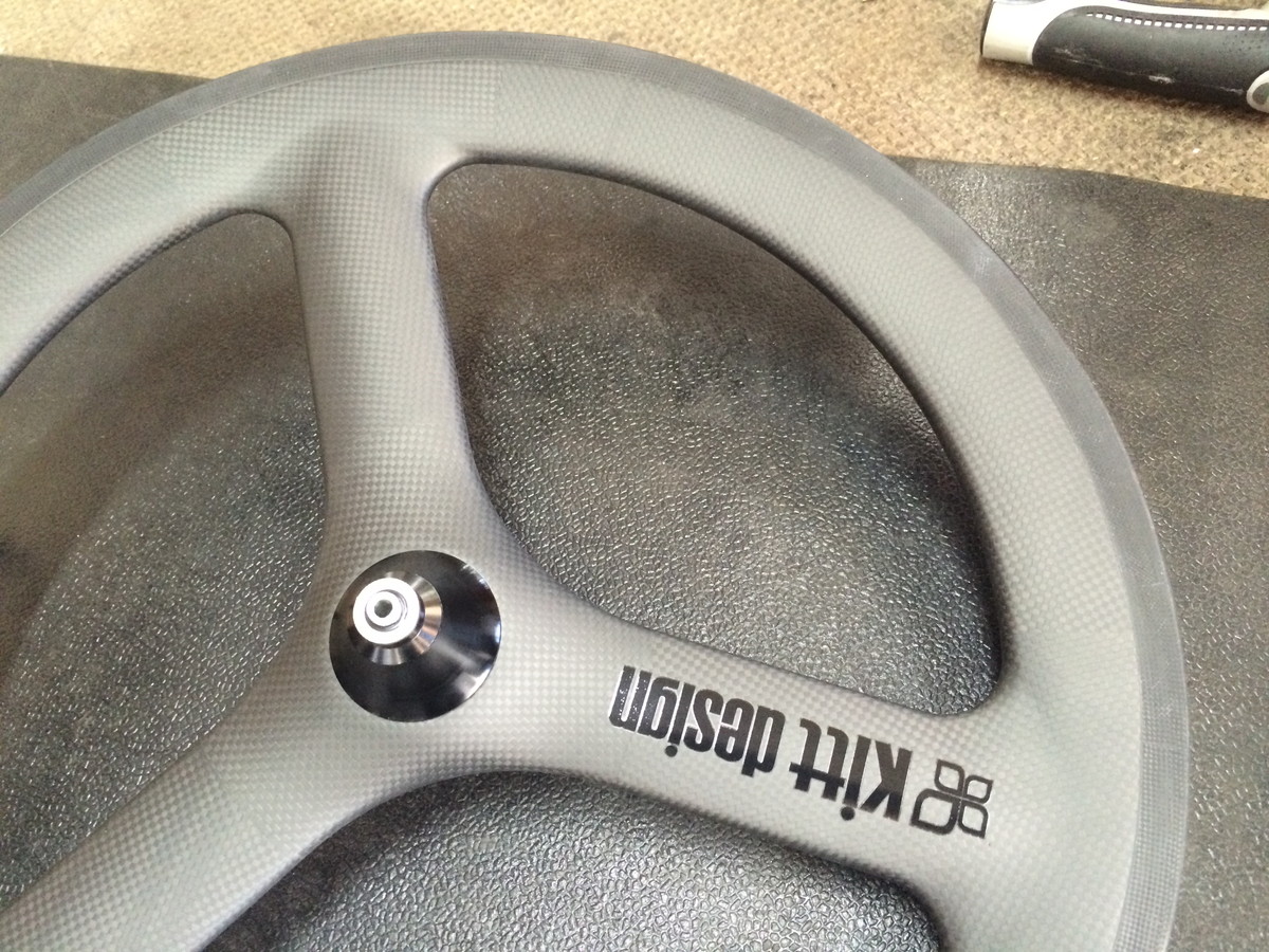 kitt design のカーボンバトンホイール、「Carbon Tri-Spoke Wheel Set