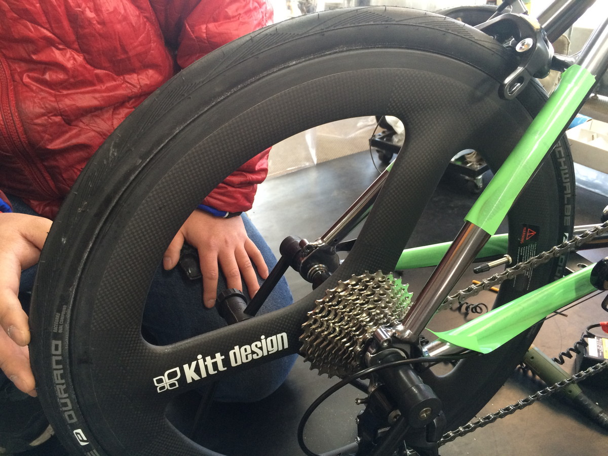 kitt design のカーボンバトンホイール、「Carbon Tri-Spoke Wheel Set