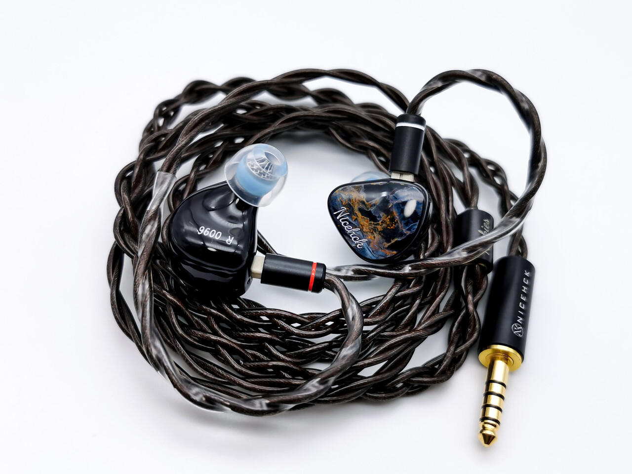 NICEHCK Rockies」 Sonion&Knowles製による2EST+2BA+1DD構成。優れた