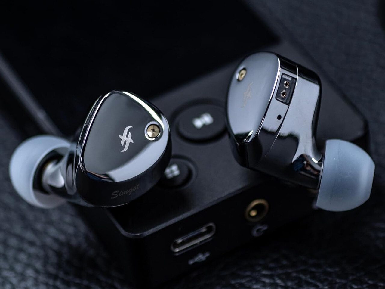 SIMGOT ET142」 12.1mm平面+多層PZTハイブリッド。同社らしい音作りに4