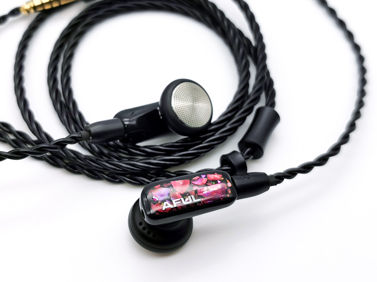 AFUL PolarNight」 イントラコンカ型の枠を超えたデザイン性のモニター