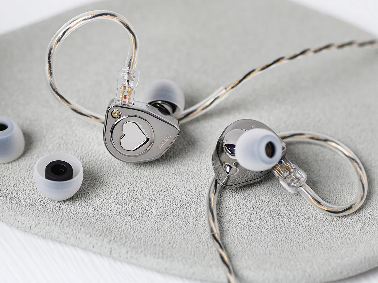 SIMGOT EW300 (標準版)」 1DD+1Planar+1PZT構成でU70ドル～の価格設定