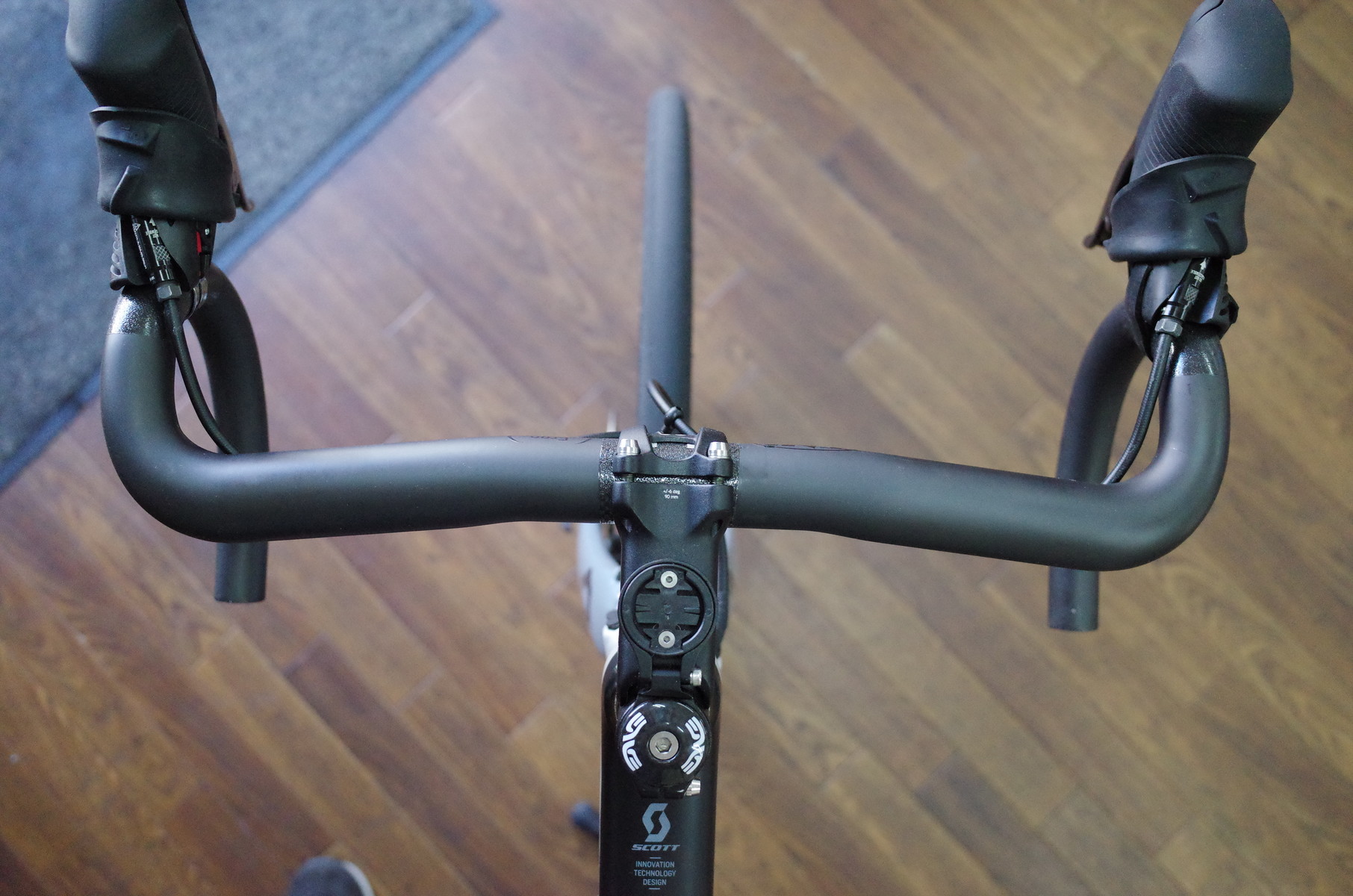 TNIがつくる圧倒的コストパフォーマンスのカーボンハンドル : K&M