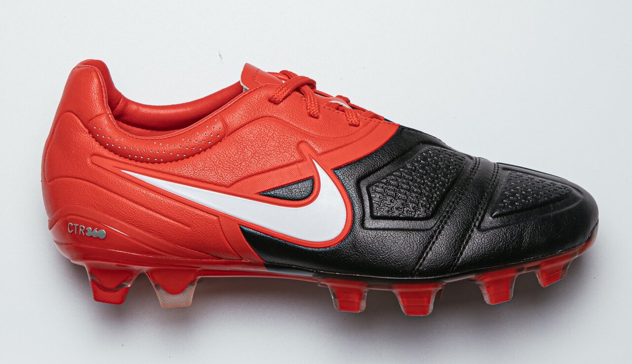 ナイキ復刻版スパイク「CTR360マエストリ3 FG SE」が限定発売