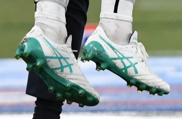 イニエスタの特別仕様スパイク、アシックス「DSライトX-FLY4」白緑を