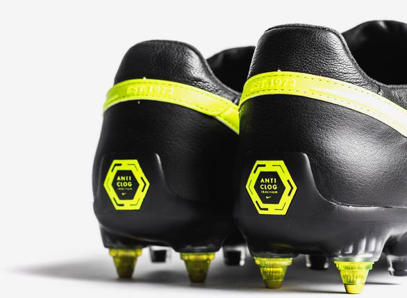 ナイキ プレミア2にアンチクロッグトラクションSG-PROソールが登場
