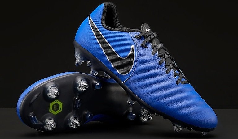 NIKE テイクダウンモデルのスパイクにアンチクロッグSG-PROソールが