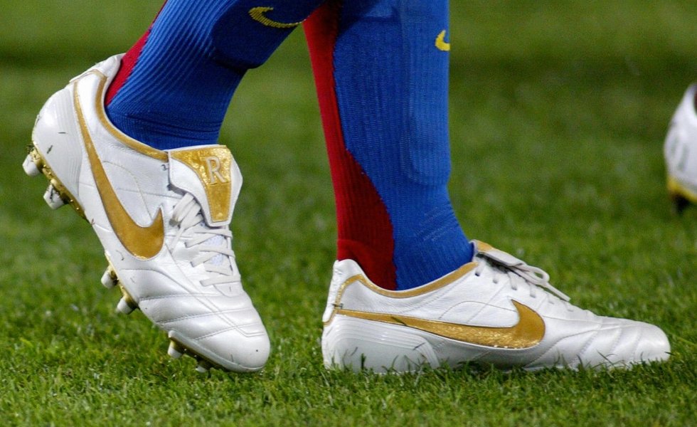 国内ゲリラ発売】 NIKE エアレジェンドR10 FG ロナウジーニョモデル