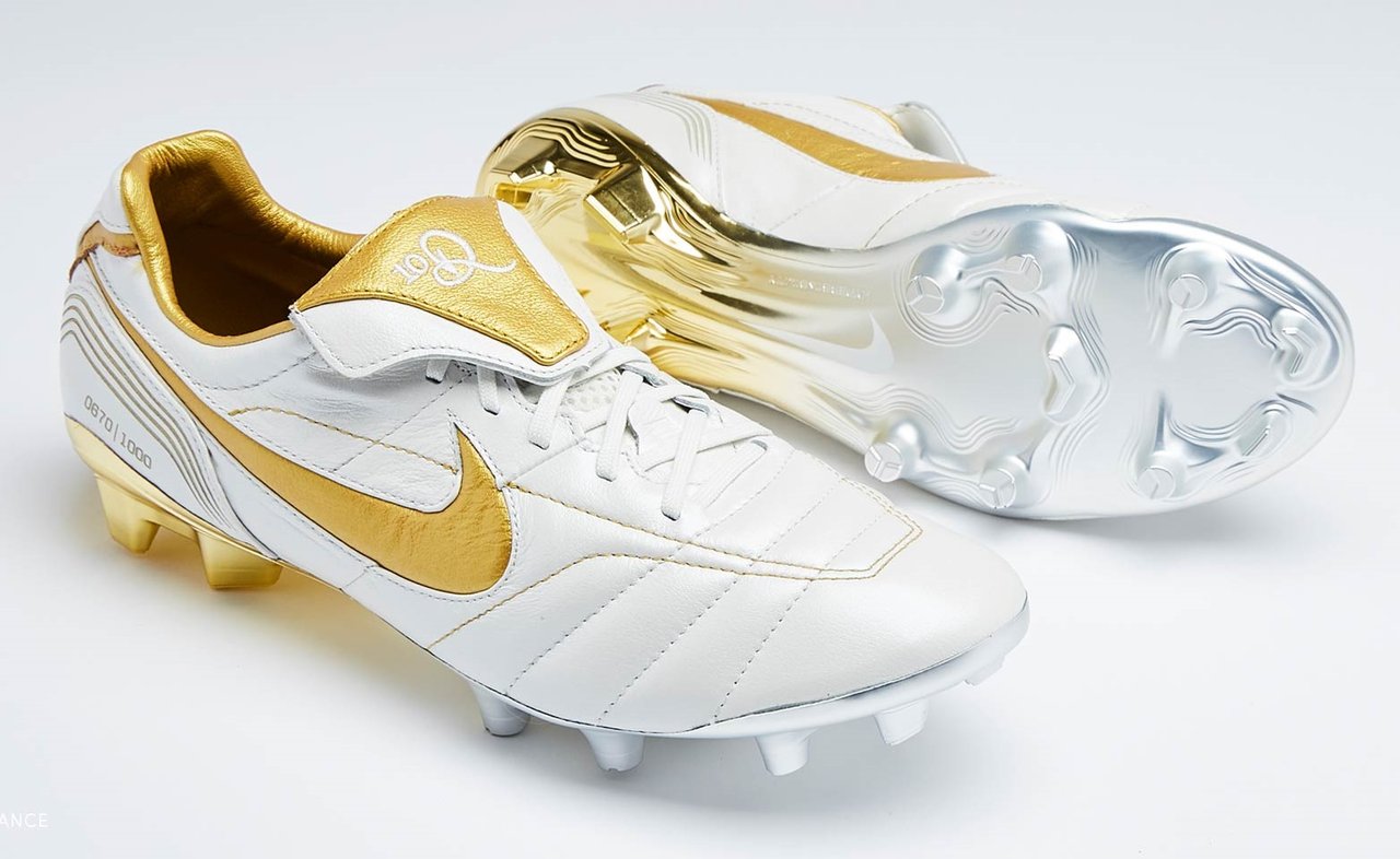 国内ゲリラ発売】 NIKE エアレジェンドR10 FG ロナウジーニョモデル