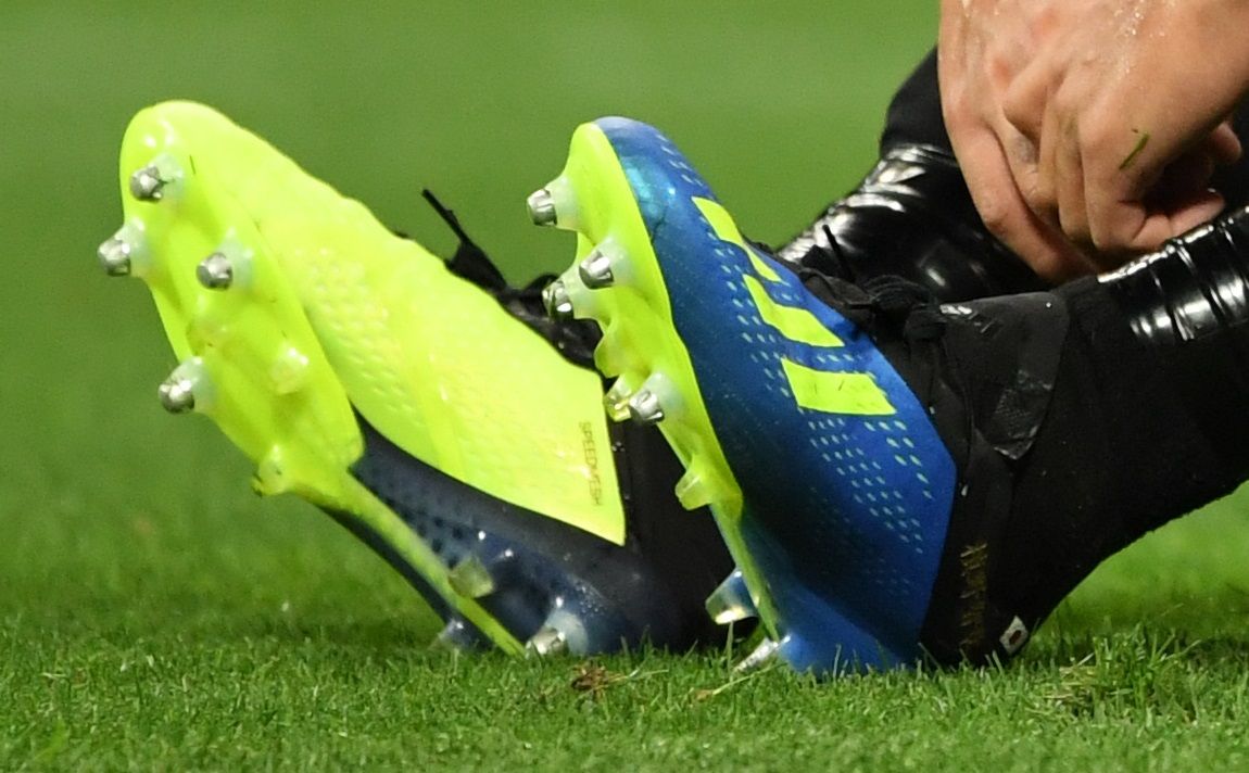 槙野智章がアディダス X18.1を槙野スタイル(左右色違い)で着用