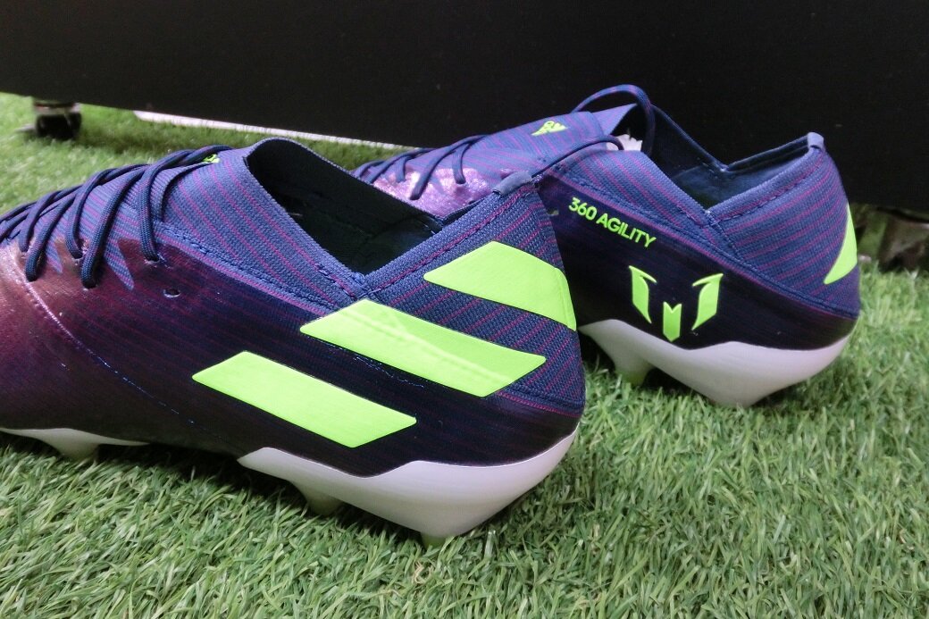 初代F50アディゼロとネメシスメッシ19.1のカメレオンパープルを見比べ