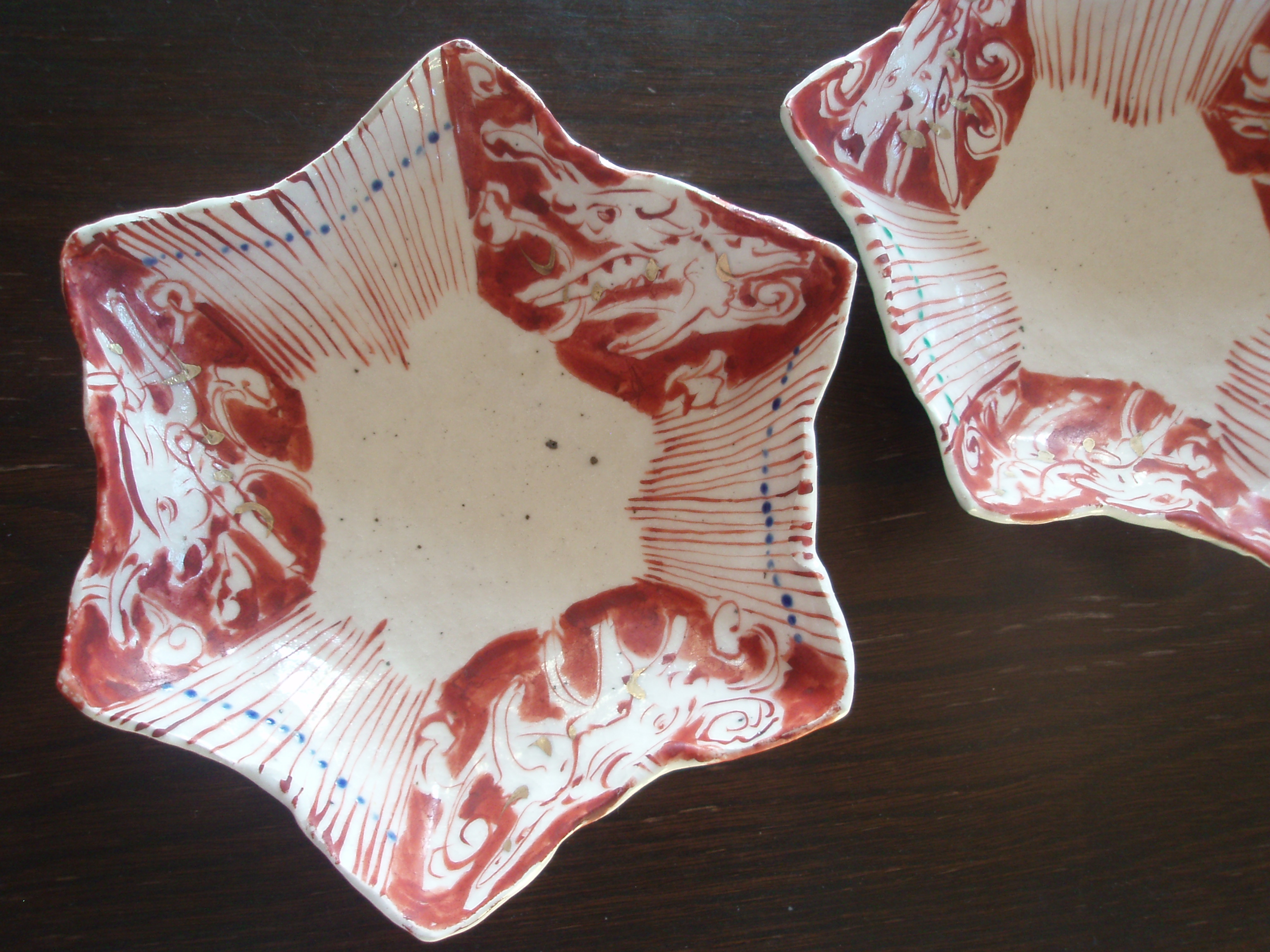 黒岩卓実 磁器 脚付四方皿 絵がわり 黒岩卓実さん 赤絵 : gentleflow