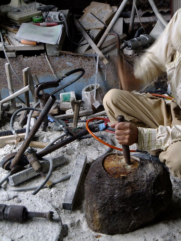 京都産本鞍馬石】石職人が蹲（つくばい）を製作中 : 岡崎市 老舗石屋