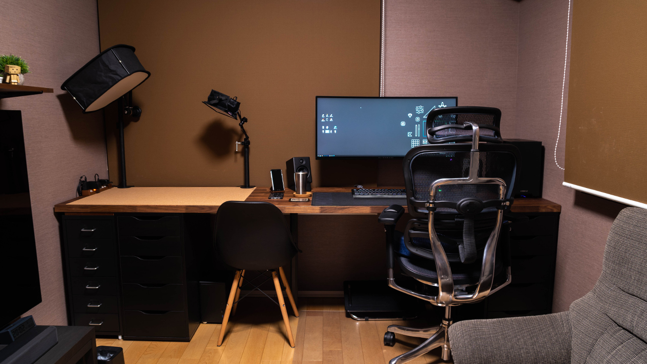 六畳間の短辺にジャストフィット！ IKEAのKARLBYとALEXで作る巨大PC