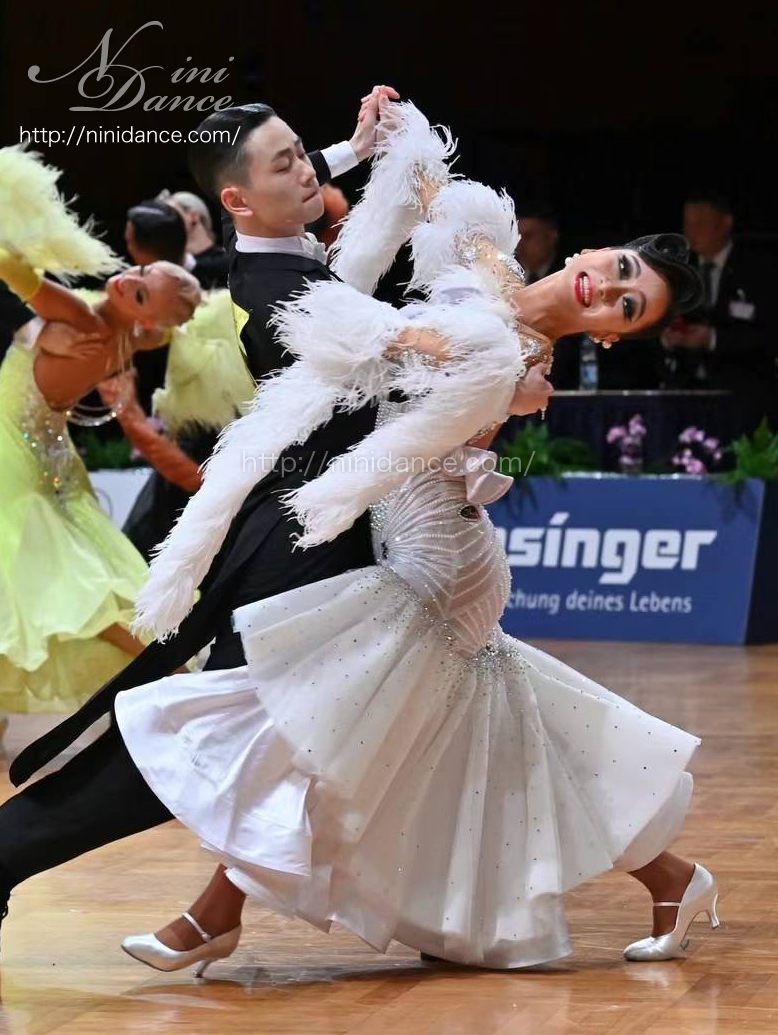 A015ドレスの装飾にボリューミーなオーストリッチ羽根DIY : 社交ダンス