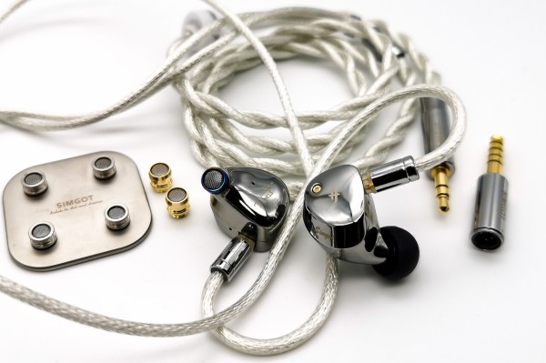 SIMGOT ET142」 12.1mm平面+多層PZTハイブリッド。同社らしい音作りに4