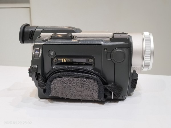 1998/平成10/SONY/DCR-TRV900/Handycam/小型ボディに3CCDを搭載した