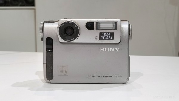 1996/平成8/SONY/DSC-F1/初代Cyber-Shot/回転レンズ/35万画素/内蔵