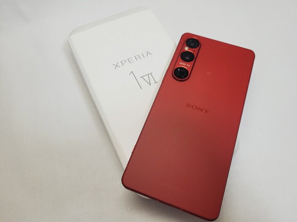 赤あり〼！ソニーの新フラッグシップスマホ「Xperia 1 VI」のメーカー