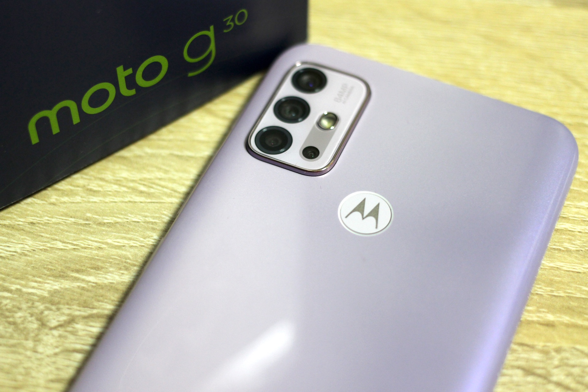 ちょい上を取り入れた低価格なモトローラのSIMフリースマホ「moto g30