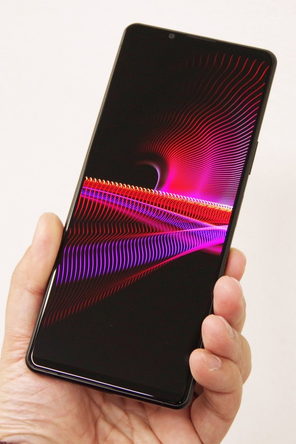 写真で見る「Xperia 1 III」。ソニーの可変式望遠カメラ（70mm・107mm