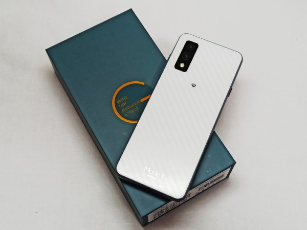 必要十分の機能を小型な縦長5インチに詰め込んだSIMフリースマホ