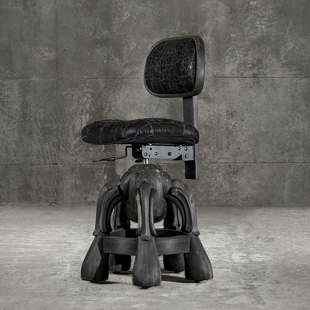 色褪せない価値があるもの – クロムハーツのチェア – 時代を超えて愛さ