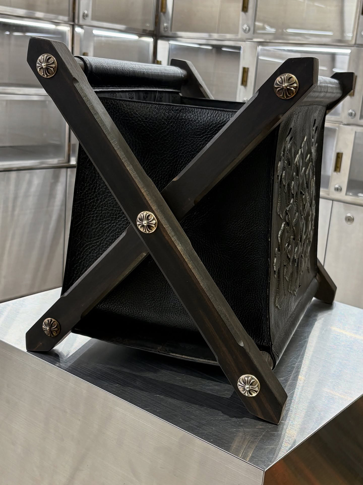 唯一無二のデザインと贅沢な素材使いが光る クロムハーツのマガジン