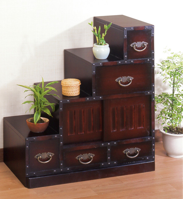 チェスト 民芸調 階段風 左下がり 古美調引手 引き戸付 幅67cm （ 箪笥