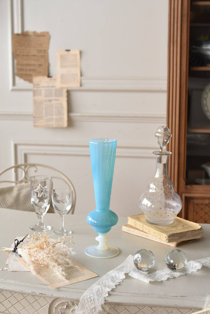 フランス アンティーク 乳白色ブルーオパリンガラスの可愛いお花