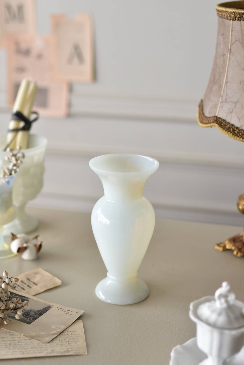 フランス アンティーク 乳白色ブルーオパリンガラスの可愛いお花