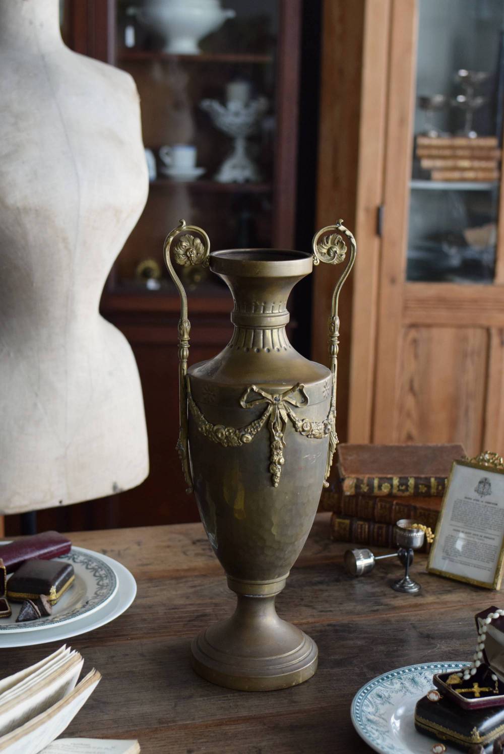 真鍮フラワーベース.リボン ガーランド フランスアンティーク 花器