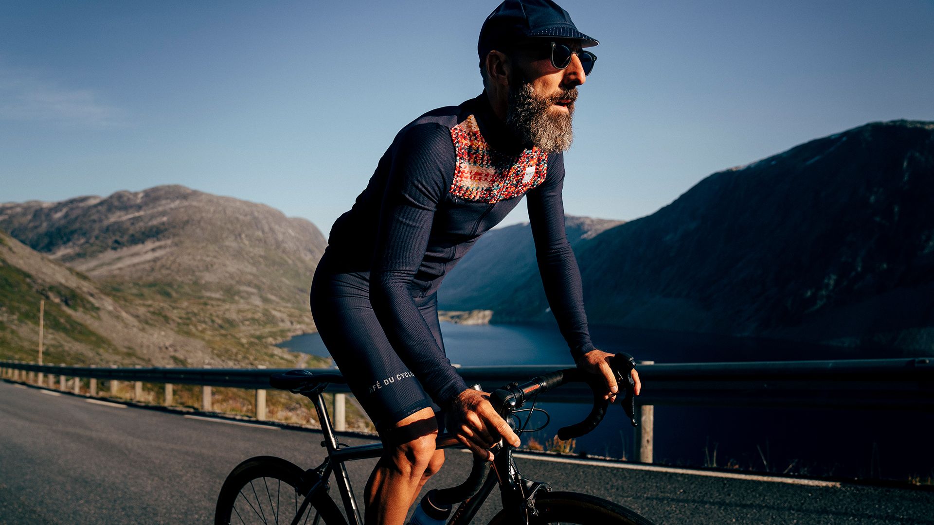 フィロソフィーを感じるレインジャケット。Café du Cycliste