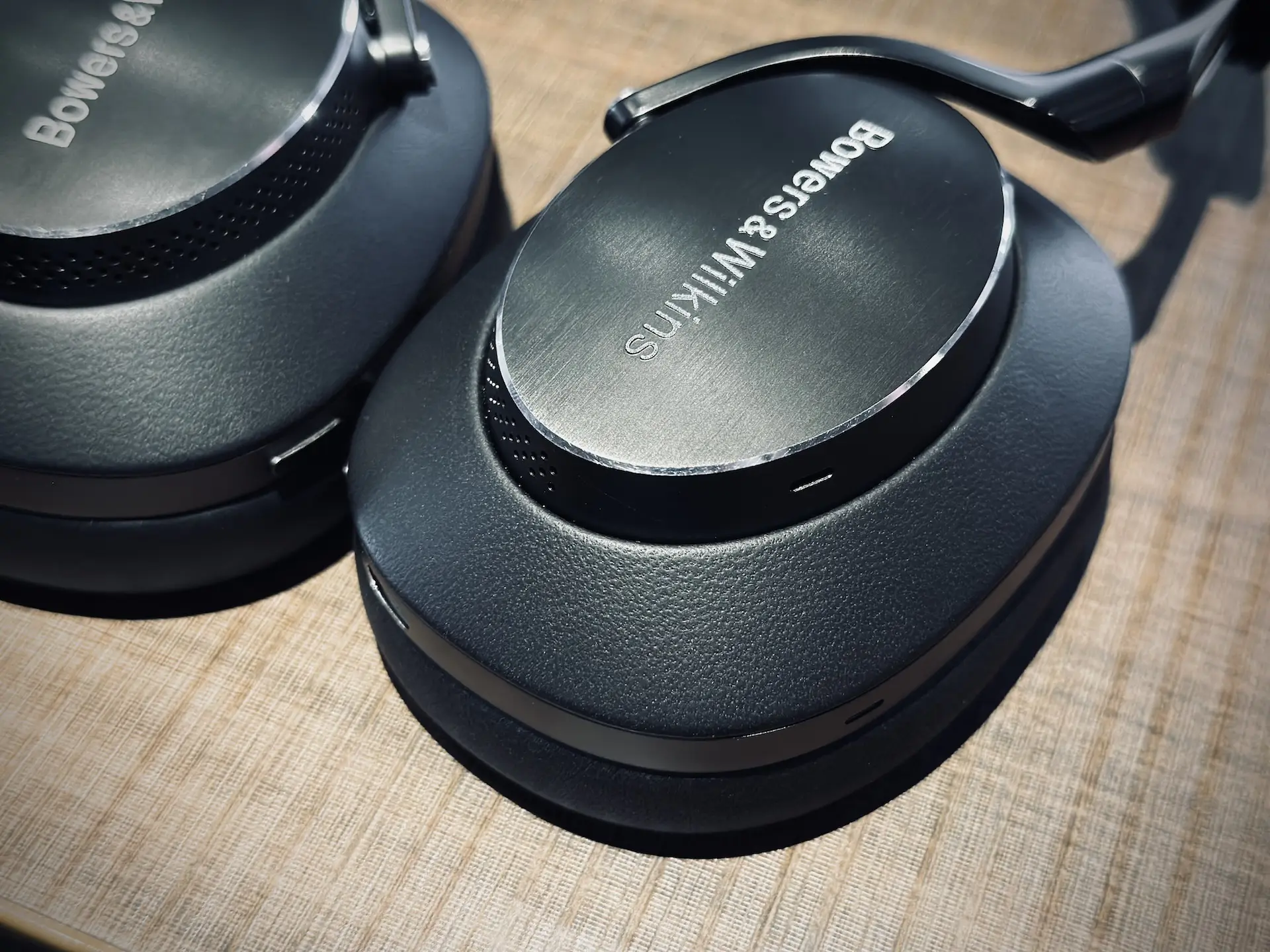 深み」にハマれ！B&W Px8徹底レビュー – ワイヤレスヘッドフォンはここ