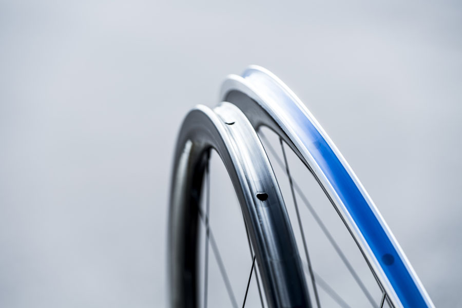 最速遺伝子を継ぐ「新型デュラエース」のチューブラーホイール