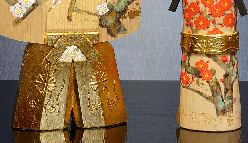 万葉堂 奈良一刀彫 雛人形 吉岡一泰作 立雛-紅白梅5寸